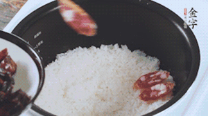 開蓋觀察飯，水微微收干，放入切好的金字香腸、醬肉、醬肉香腸。