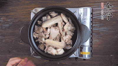 將雞肉塊、火腿、料酒、姜一同放入在燉鍋中，加冷水大火煮開后，小火燉煮40分鐘。