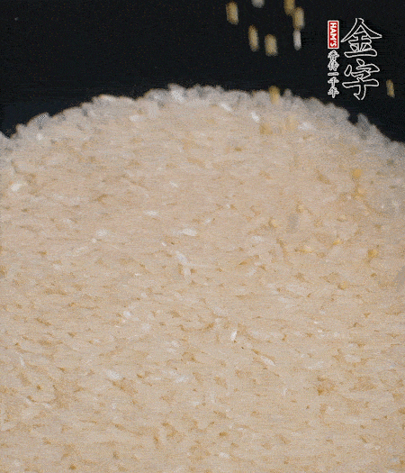 大米和小米一起燜成米飯。