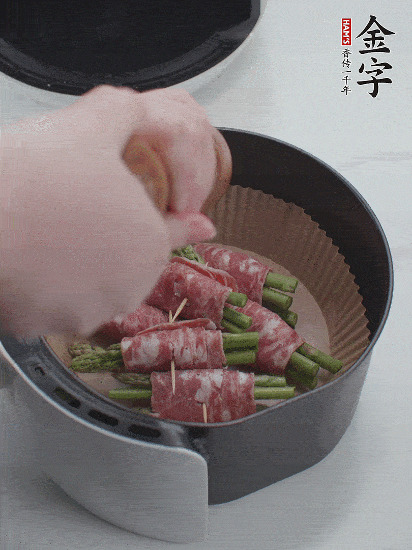 在培根卷上撒點(diǎn)黑胡椒碎。