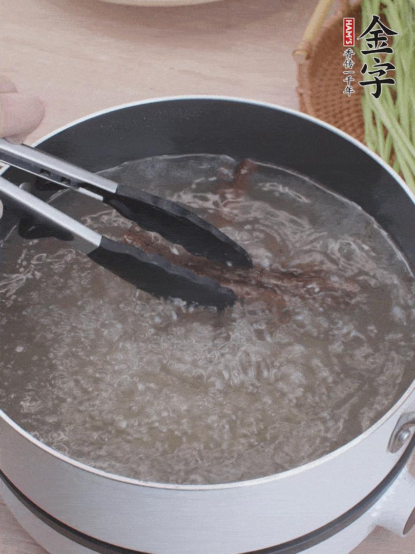 金字醬油肉下鍋煮10分鐘，切薄片。
