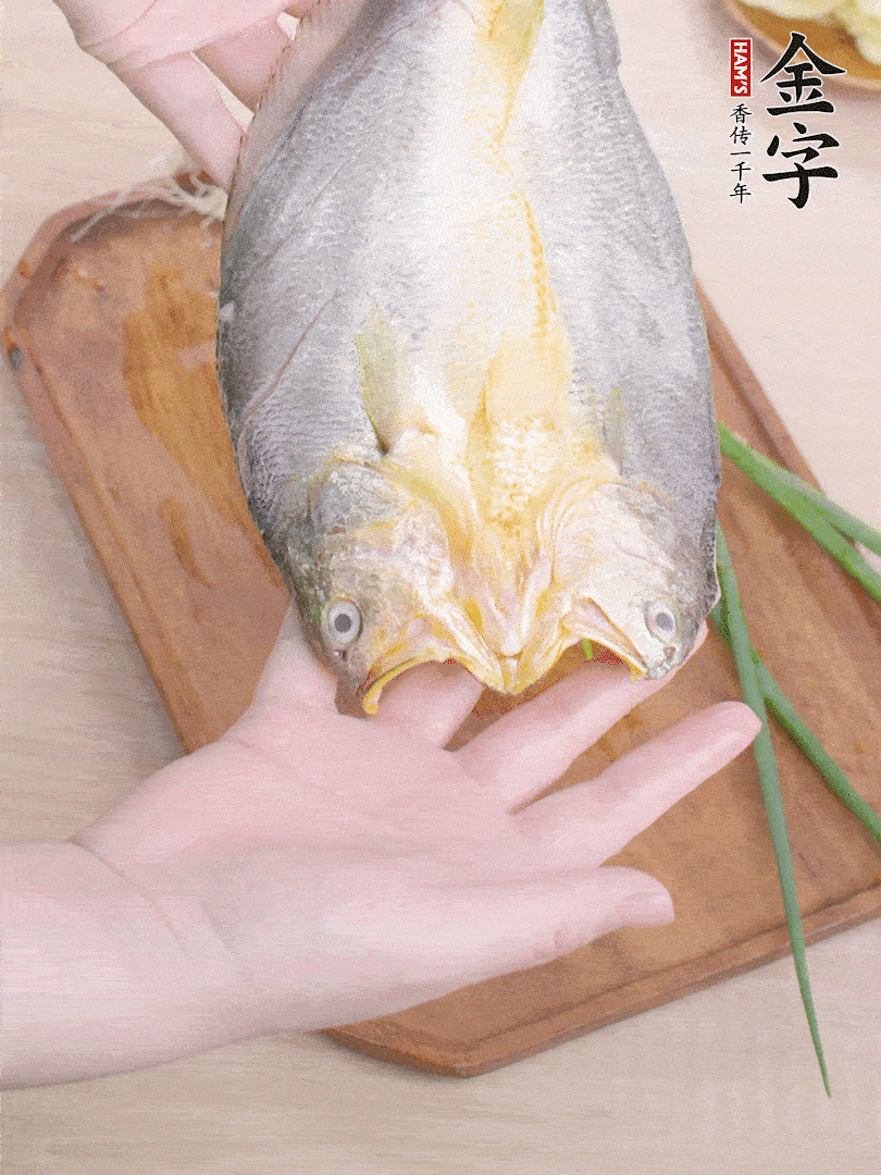 黃魚背部開刀，洗凈切花刀。適量鹽涂抹魚身兩面。