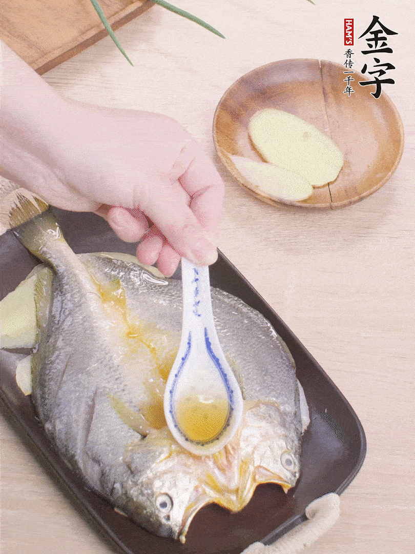 盤底鋪姜片，放黃魚，淋2勺料酒。