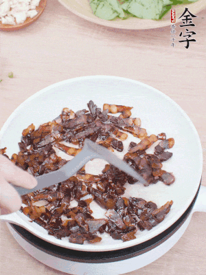 起鍋熱油，煸香醬油肉，撥拉到一邊。