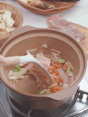 砂鍋中倒入油，放入姜片、蔥段、咸肉、海米炒出香味。
