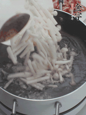 白玉菇改刀焯水30秒。