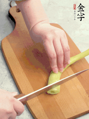 蔥切段，姜切絲，辣椒斜切成塊。